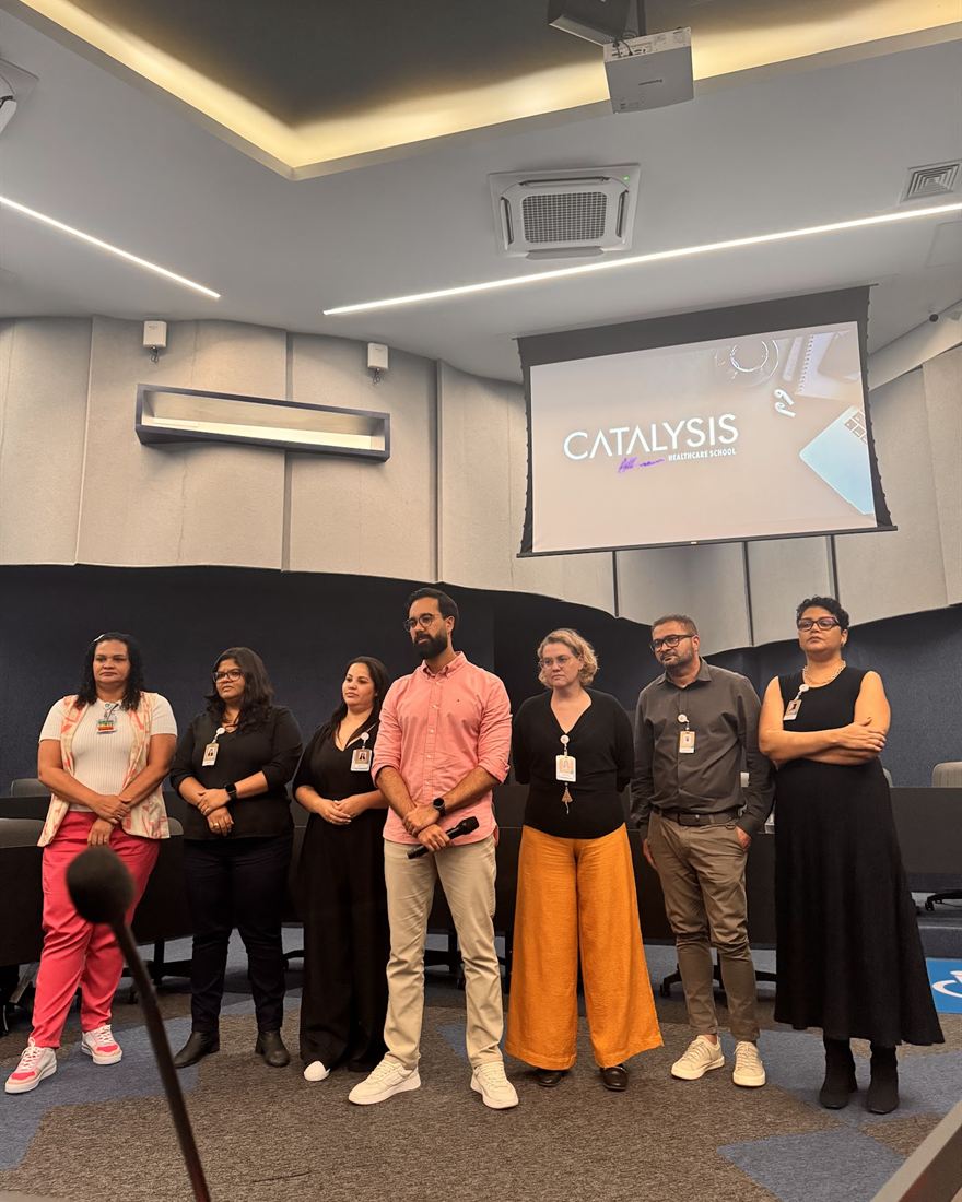 Os times reunidos no palco no encerramento