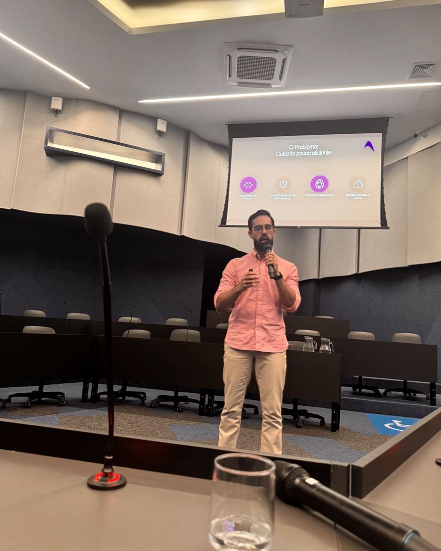 Participante apresenta o pitch do projeto no palco